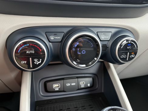 Used 2025 Hyundai Venue Limited FWD image 6