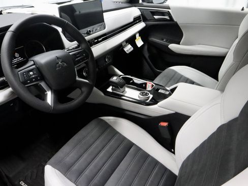 New 2025 Mitsubishi Outlander SE image 19