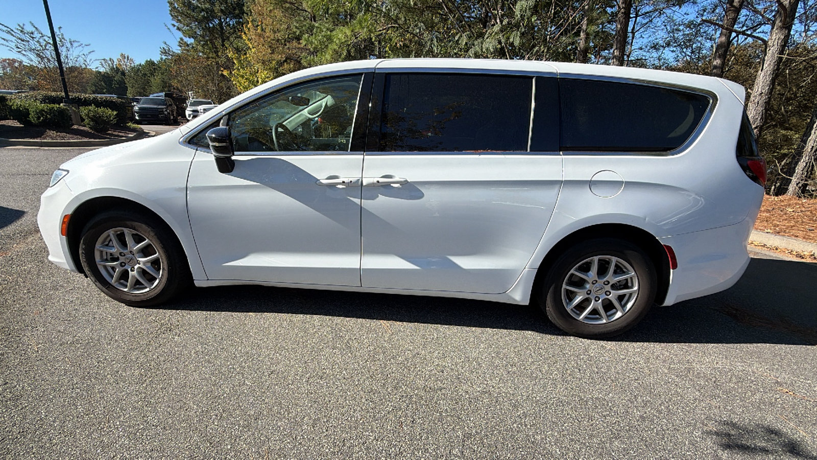 Used 2024 Chrysler Pacifica Touring-L FWD image 11