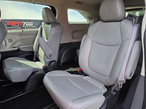 Used 2022 Toyota Sienna XLE w/ XLE Plus Package image 12