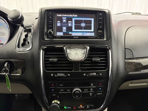Used 2016 Chrysler Town & Country Touring FWD image 30