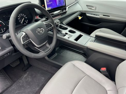New 2026 Toyota Sienna XLE AWD/4WD image 11