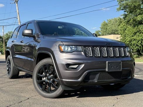 Used 2019 Jeep Grand Cherokee Altitude AWD/4WD image 2
