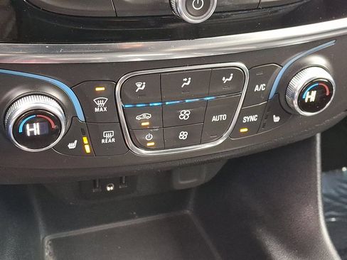 Used 2021 Chevrolet Traverse LT image 17