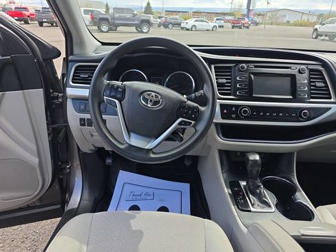 Used 2019 Toyota Highlander LE AWD/4WD image 14
