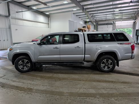 Used 2016 Toyota Tacoma TRD Sport w/ Premium & Technology Package AWD/4WD image 5
