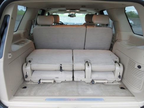 Used 2010 Cadillac Escalade Luxury AWD/4WD image 10