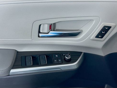 Used 2021 Toyota Sienna Limited image 18