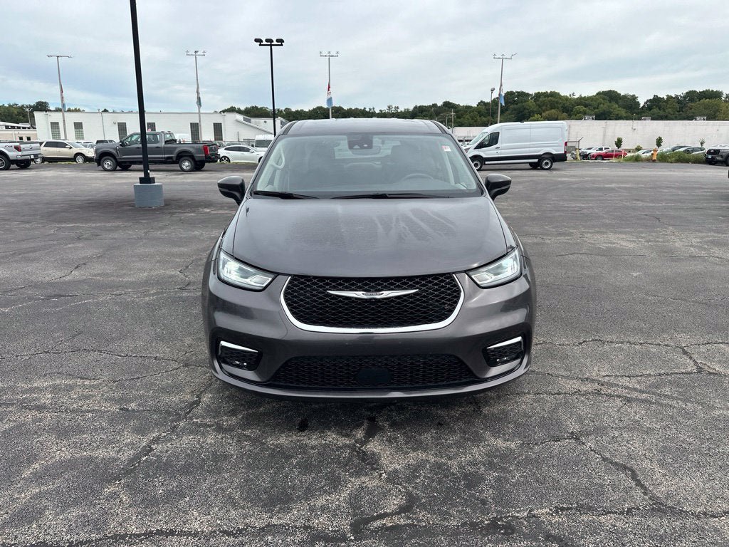 Used 2023 Chrysler Pacifica Touring-L FWD image 2