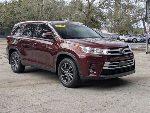 Used 2019 Toyota Highlander XLE image 3