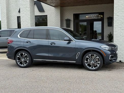 Used 2022 BMW X5 xDrive40i w/ Premium Package AWD/4WD image 3