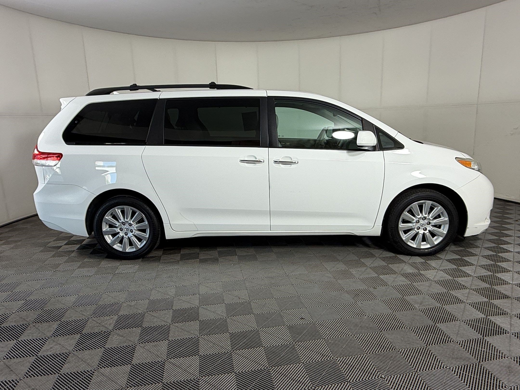 Used 2013 Toyota Sienna XLE w/ Premium Pkg AWD/4WD image 8