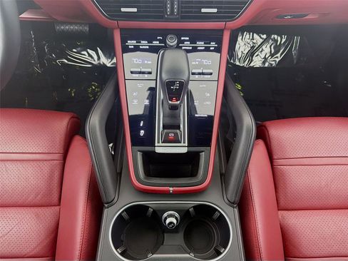 Certified 2022 Porsche Cayenne Platinum Edition image 20