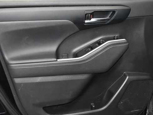 Used 2023 Toyota Highlander XLE image 4
