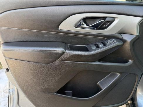 Used 2021 Chevrolet Traverse LS image 19