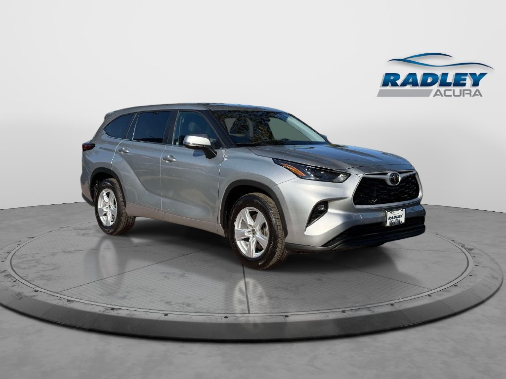 Used 2025 Toyota Highlander LE FWD image 1