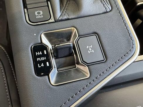 Used 2025 Lexus GX 550 w/ Accessory Package (2T) AWD/4WD image 35