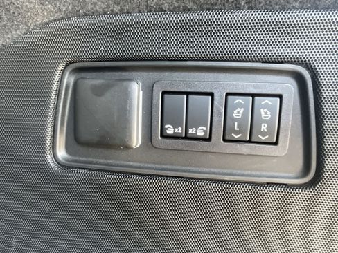 Used 2023 Cadillac Escalade Premium Luxury w/ Performance Package AWD/4WD image 18