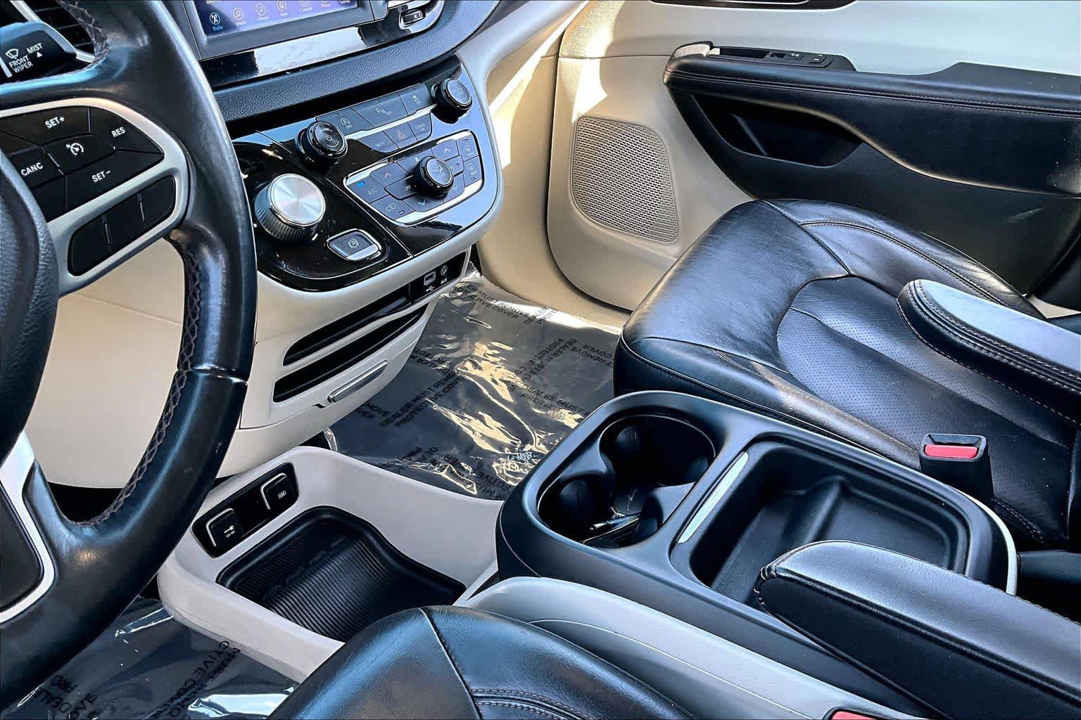 Used 2018 Chrysler Pacifica Touring-L FWD image 16