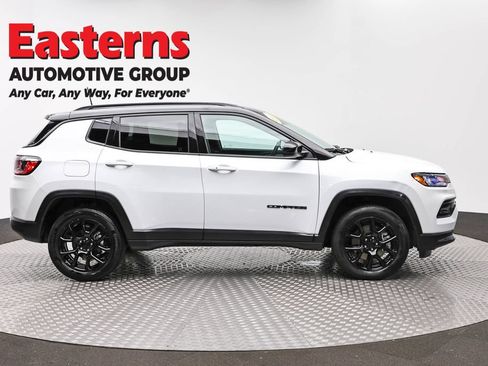 Used 2023 Jeep Compass Latitude w/ Convenience Group AWD/4WD image 4