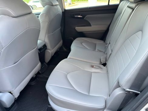 Used 2020 Toyota Highlander XLE FWD image 15