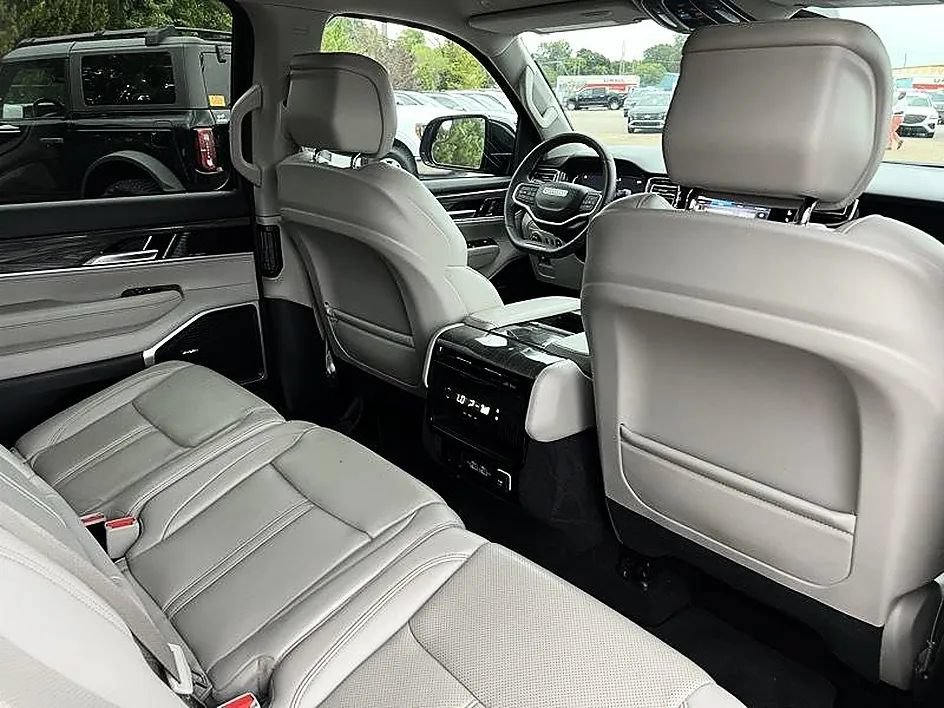 Used 2022 Jeep Wagoneer Series II AWD/4WD image 44