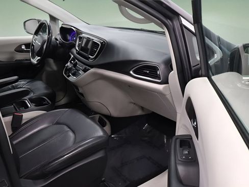 Certified 2019 Chrysler Pacifica Touring-L FWD image 14