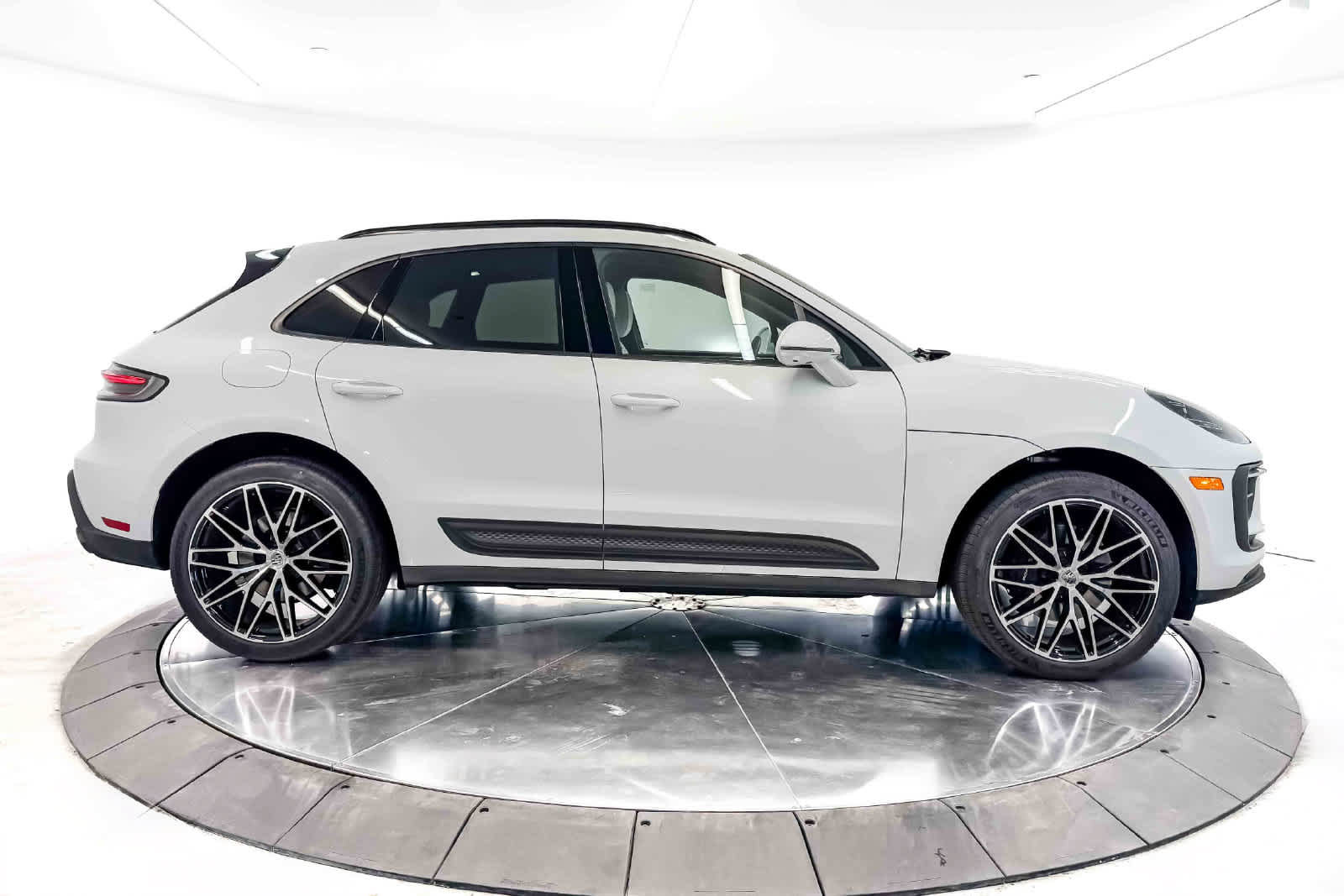 Certified 2026 Porsche Macan AWD/4WD image 8