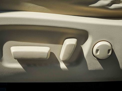 Used 2018 Toyota Highlander XLE w/ Carpet Mat Package (TMS) image 16