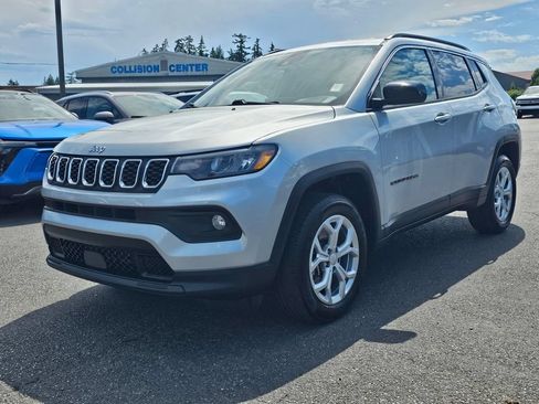 Used 2024 Jeep Compass Latitude AWD/4WD image 7