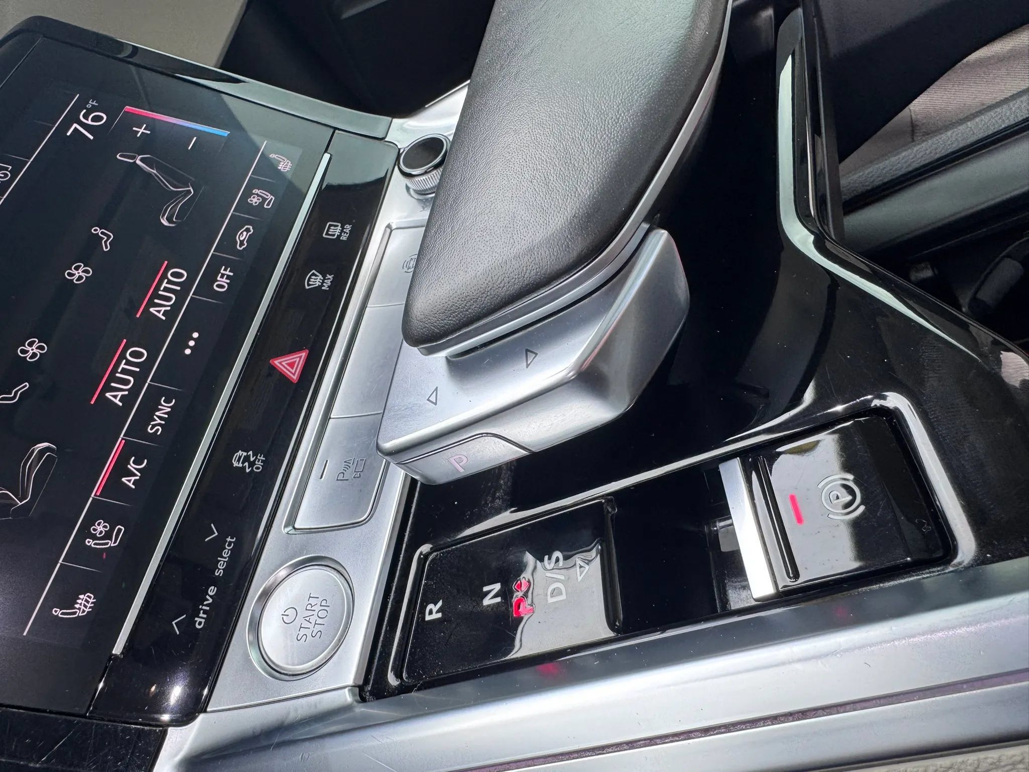 Used 2019 Audi e-tron Prestige w/ Prestige Package AWD/4WD image 23