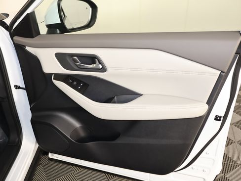 Used 2025 Nissan Rogue SV w/ SV Premium Package image 39