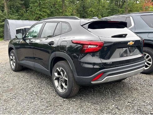 Used 2024 Chevrolet Trax LT w/ Driver Confidence Package FWD image 4