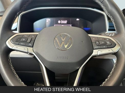 Used 2025 Volkswagen Taos SE w/ Panoramic Sunroof Package FWD image 23