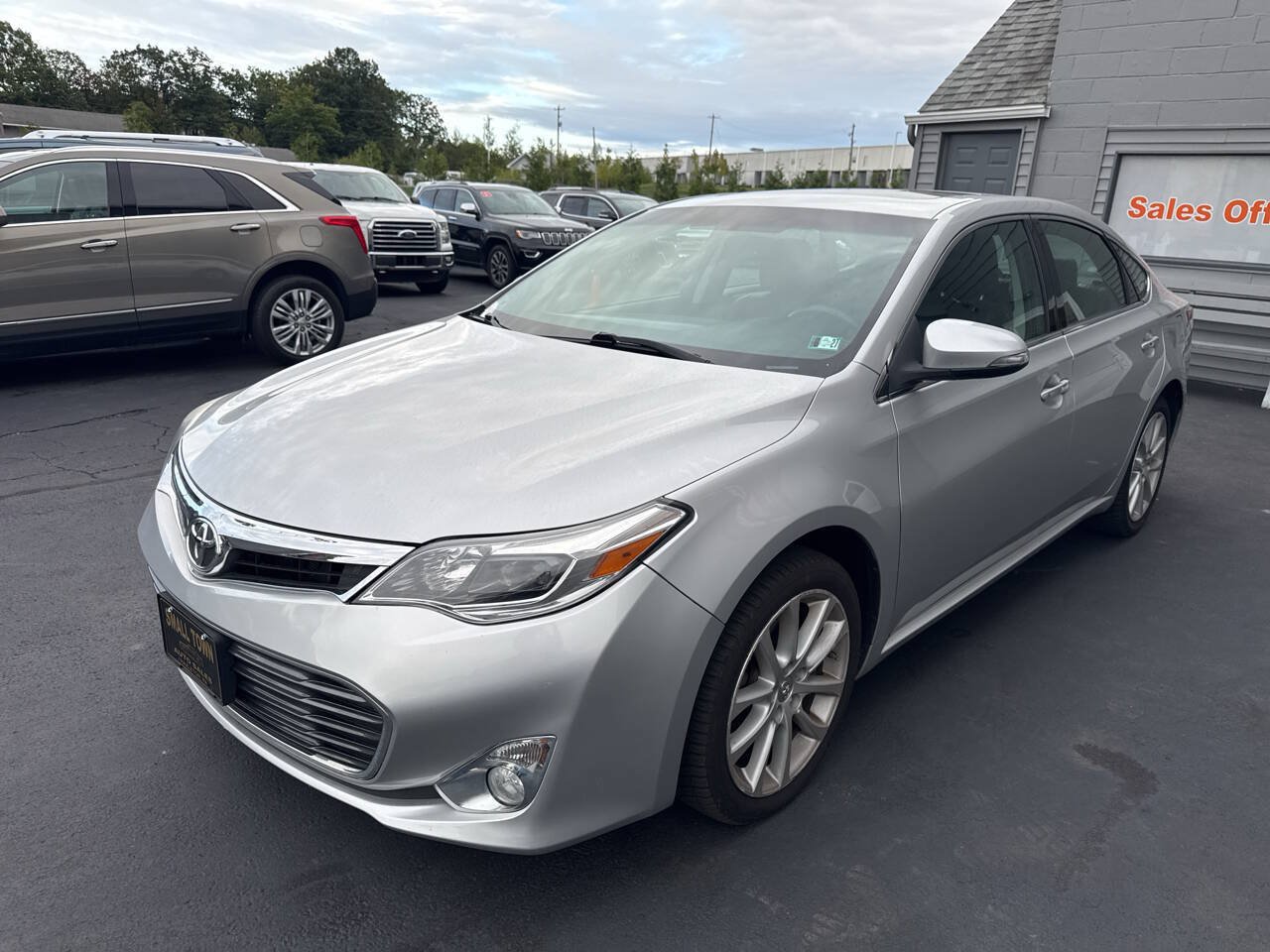 Used 2013 Toyota Avalon XLE Touring FWD image 3