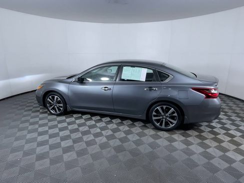 Used 2017 Nissan Altima 2.5 SR w/ LED Appearance Package image 6