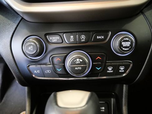 Used 2016 Jeep Cherokee Limited FWD image 23