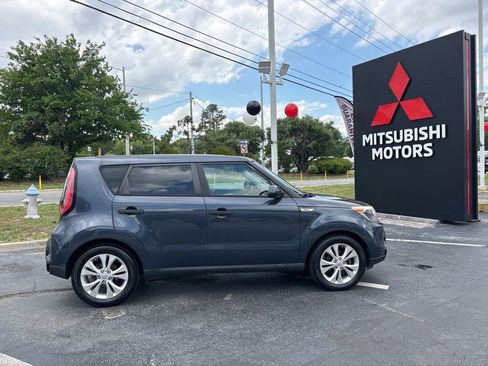 Used 2016 Kia Soul + FWD image 3