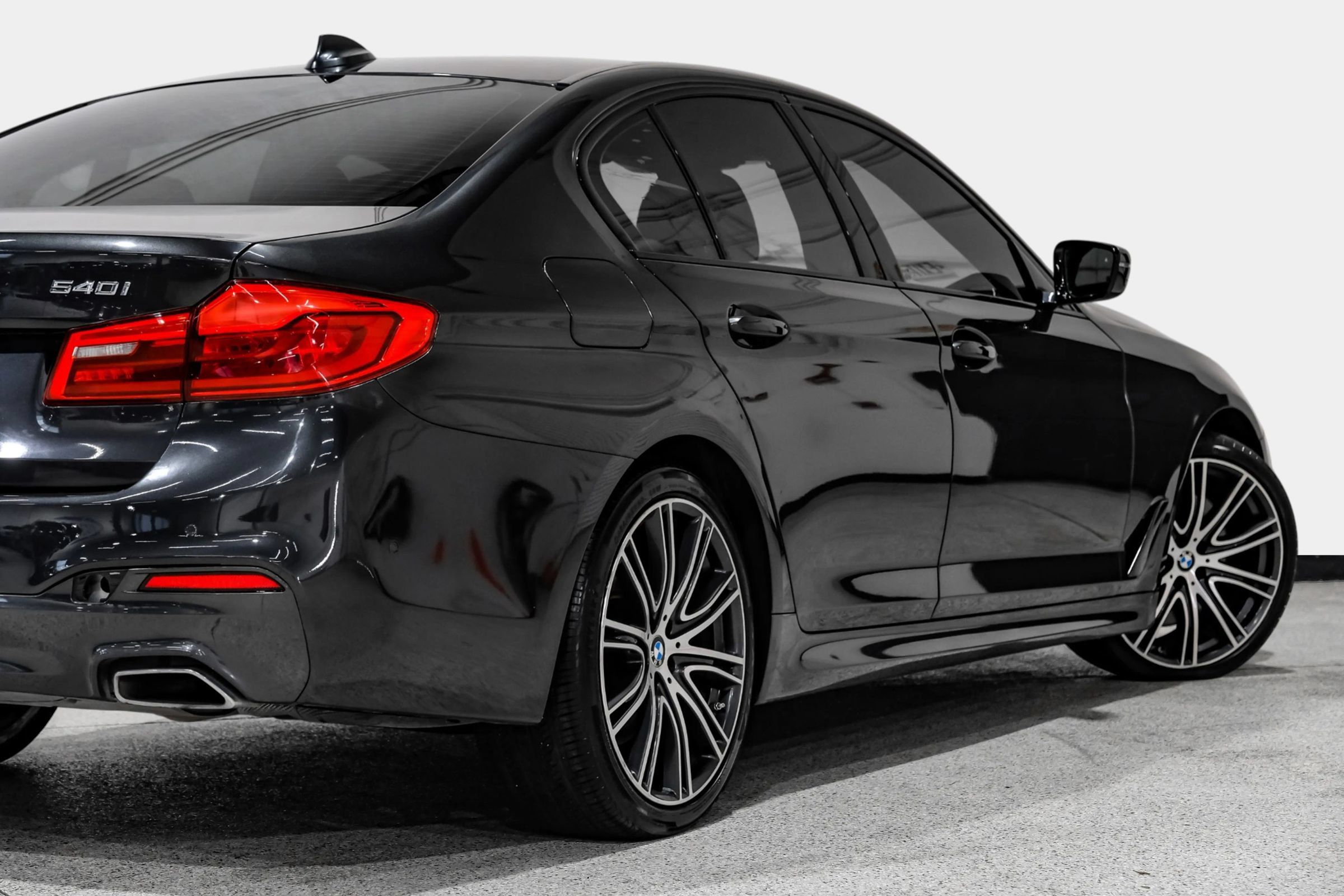 Used 2019 BMW 540i w/ M Sport Package RWD image 17