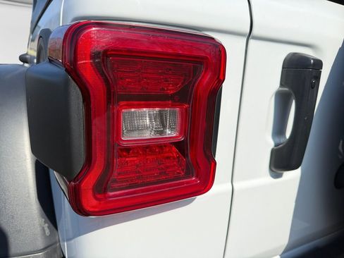 Used 2025 Jeep Wrangler Unlimited Rubicon image 21