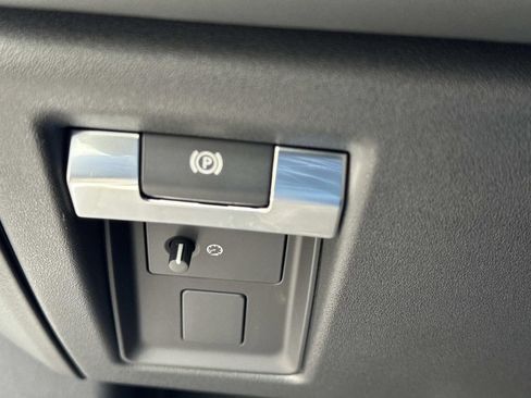 Used 2025 Land Rover Defender 110 V8 AWD/4WD image 29