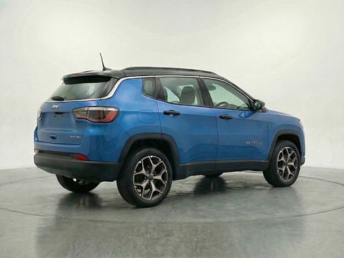 Used 2025 Jeep Compass Limited image 9