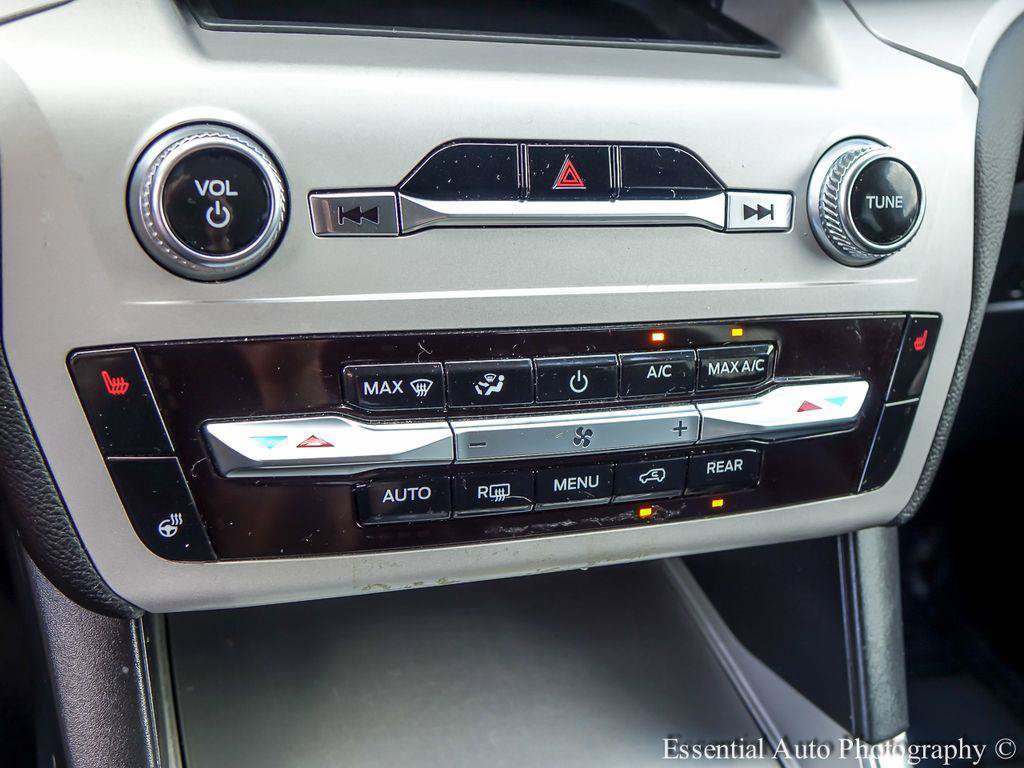 Used 2024 Ford Explorer XLT w/ Equipment Group 202A AWD/4WD image 18