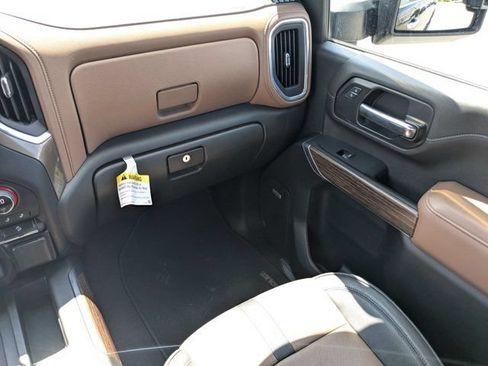 Used 2022 Chevrolet Silverado 2500 High Country w/ Technology Package AWD/4WD image 17