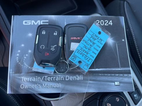 Used 2024 GMC Terrain Denali w/ Denali Premium Package image 10