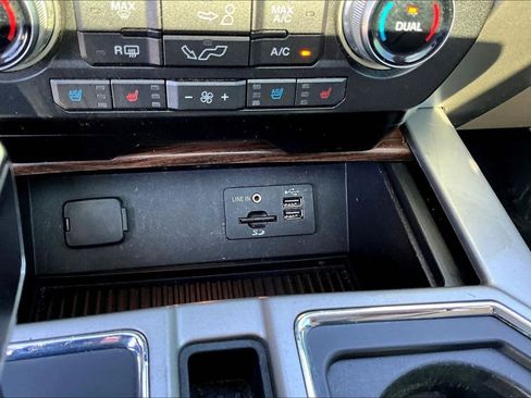 Used 2015 Ford F150 Lariat w/ Equipment Group 502A Luxury AWD/4WD image 19