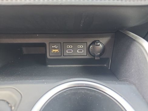 Used 2023 Toyota Highlander XLE AWD/4WD image 30