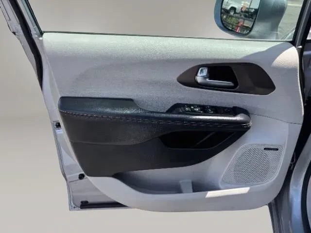 Used 2019 Chrysler Pacifica Touring-L Plus FWD image 10
