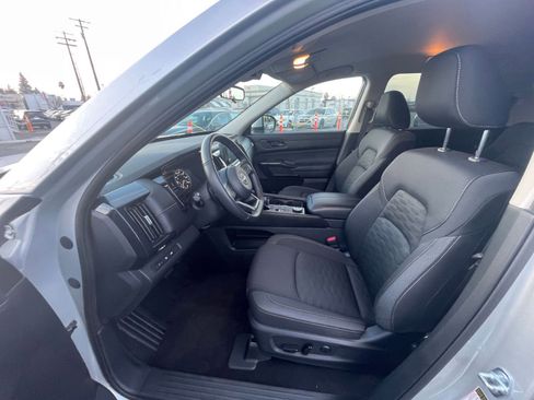 Used 2025 Nissan Pathfinder SV image 28