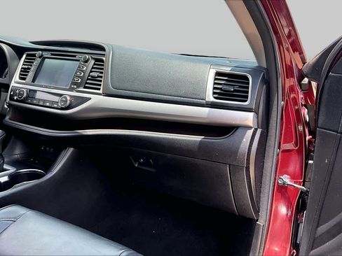 Used 2017 Toyota Highlander XLE FWD image 19